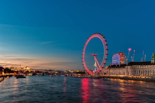 rio tâmisa de londres e spinning london eye. sessão de fotos de longa exposição. inglaterra, reino unido - london england financial district england long exposure - fotografias e filmes do acervo