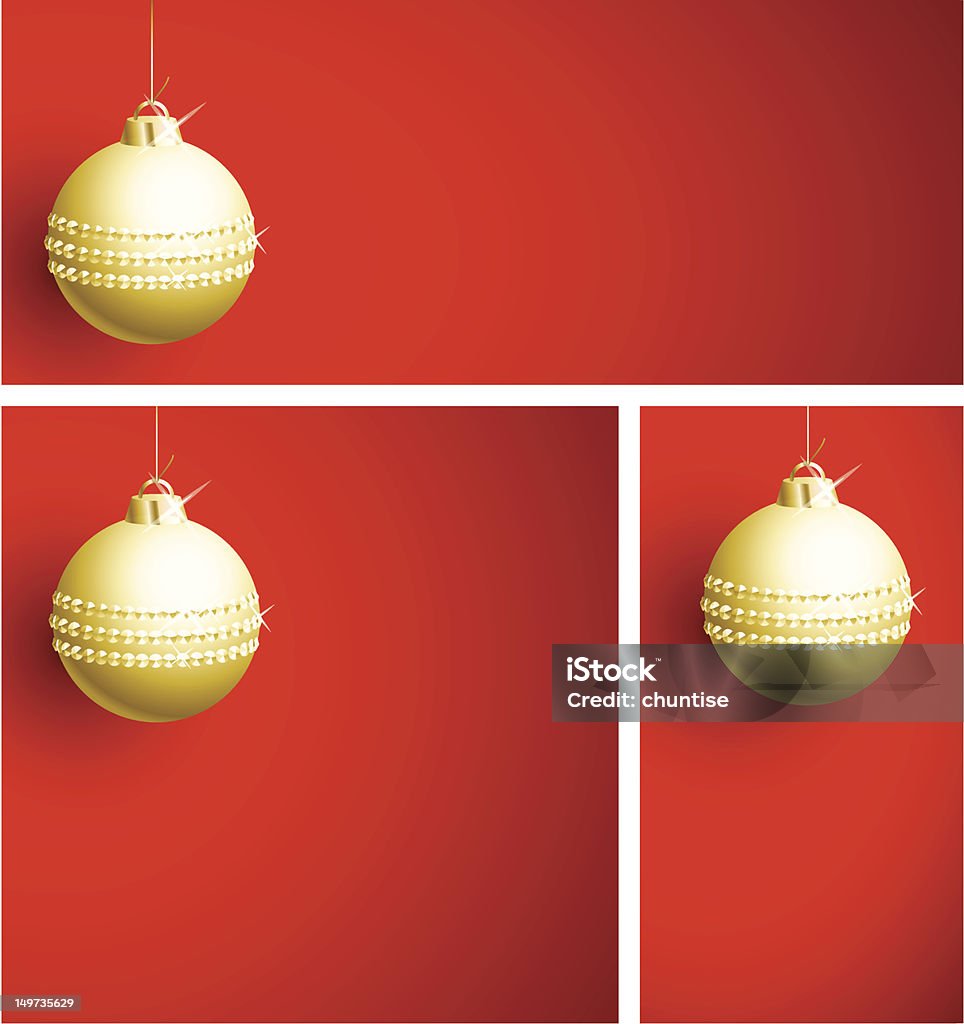 Golden décorations sur rouge - clipart vectoriel de Boule de Noël libre de droits