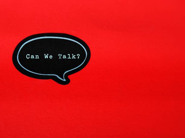 Speech sticker on red copy space background with text message CAN WE TALK? concept of request to have difficult conversations or sensible subjects at work or relationship - workplace conflict or discussing personal issues pegatina de voz en el fondo rojo del espacio de copia con mensaje de texto ¿podemos hablar? concepto de solicitud para tener conversaciones difíciles o temas sensibles en el trabajo o la relación: conflicto en el lugar de trabajo o discusión de problem