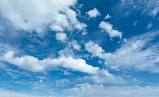 błękitne niebo w letnim słońcu słoneczny dzień - chmura zdjęcia i obrazy z banku zdjęć