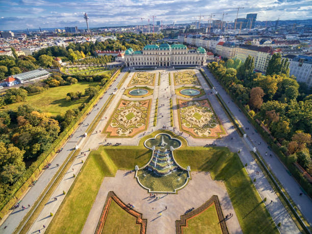 ベルヴェデーレ宮殿と噴水のある庭園。オーストリア・ウィーンの観光オブジェクト。 - lower downtown ストックフォトと画像