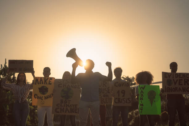 grupo de manifestantes que protestan por el cambio climático - personas multirraciales que luchan en la carretera sosteniendo pancartas sobre desastres ambientales - concepto de calentamiento global - protestor fotografías e imágenes de stock