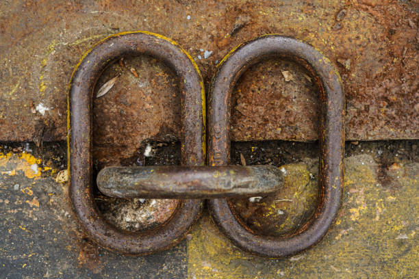 Robust metal chain for connecting marine vessels with rope