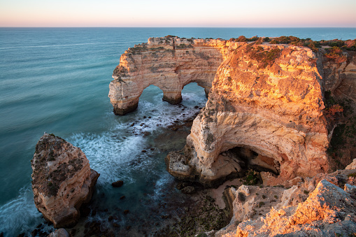 Arco natural sobre el océano, Algarve, Portugal. Vista del arco de piedra natural durante un hermoso día soleado.
Concepto de turismo photo