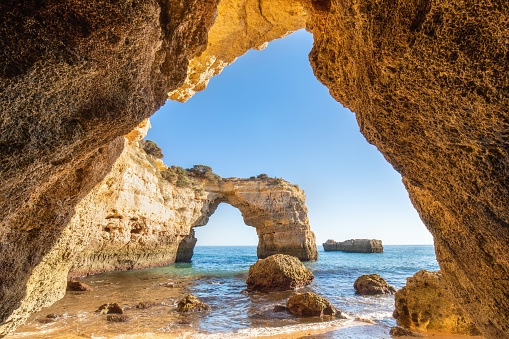 Arco natural sobre el océano, Algarve, Portugal. Vista del arco de piedra natural durante un hermoso día soleado.
Concepto de turismo photo