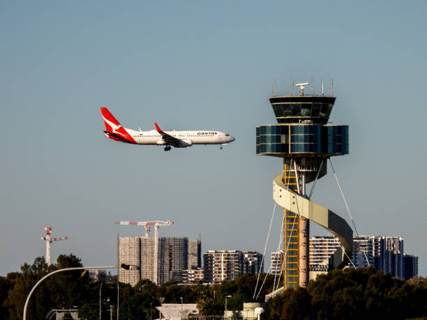 カンタスb737タワー - airport airplane landing red ストックフォトと画像