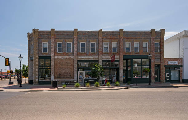 histórico edificio comercial de ladrillo en el centro de medicine hat - alberta medicine hat canada day fotografías e imágenes de stock