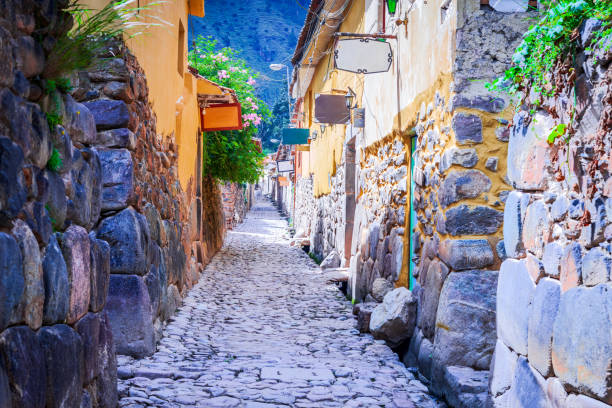ollantaytambo, peru. ancient village in sacred valley, entrance to machu picchu - ollantaytambo fotos stockfoto's en -beelden