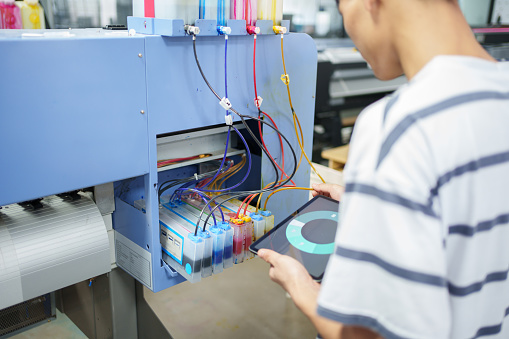 Technician patrols the intelligent printing machine