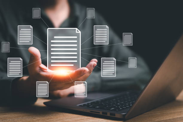 Document management digital document paperless operation concept, Businessman holding e-document in hand and use technology to organize documents online management Storage on cloud computing gestión de documentos documento digital concepto de operación sin papel, empresario sosteniendo el documento electrónico en la mano y utilizando la tecnología para organizar la gestión de documentos en línea almacenamiento en la computación en la nu