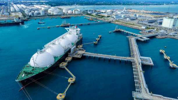 lng (liquified natural gas) tanker anchored in gas terminal gas tanks for storage. oil crude gas tanker ship. lpg at tanker bay petroleum chemical or methane freighter export import transportation and logistics - liquified petroleum gas imagens e fotografias de stock