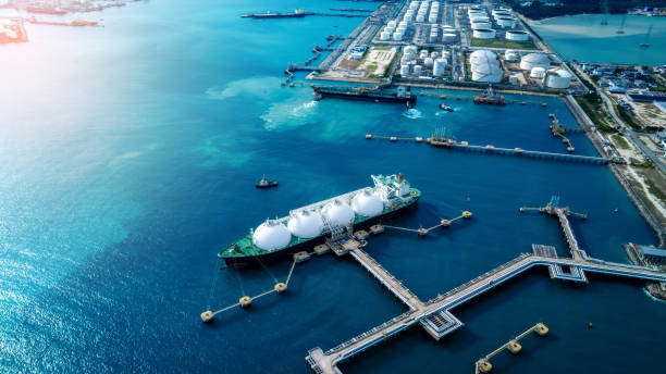 lng (liquified natural gas) tanker anchored in gas terminal gas tanks for storage. oil crude gas tanker ship. lpg at tanker bay petroleum chemical or methane freighter export import transportation and logistics - liquified petroleum gas imagens e fotografias de stock