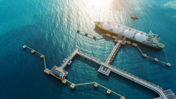 LNG (Liquified Natural Gas) tanker anchored in Gas terminal gas tanks for storage. Oil Crude Gas Tanker Ship. LPG at Tanker Bay Petroleum Chemical or Methane freighter export import transportation and logistics buque cisterna de gnl (gas natural licuado) anclado en tanques de gas de terminal de gas para su almacenamiento. buque cisterna de gas crudo de petróleo. glp en tanker bay petroleum chemical o methane freighter exportación importación transporte y logí