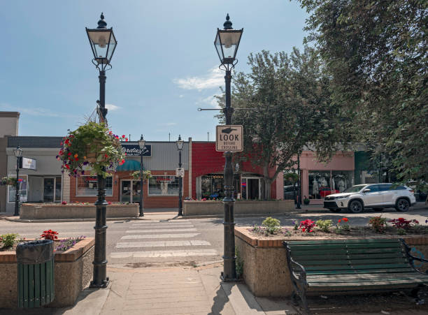 cruce peatonal en el centro de medicine hat - alberta medicine hat canada day fotografías e imágenes de stock