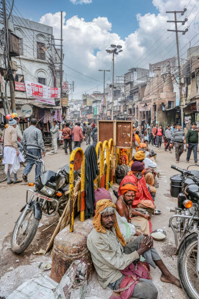 mendigos de rua de varanasi - homelessness food in a row people - fotografias e filmes do acervo