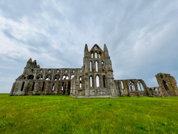 photographie en contre-plongée de l’abbaye de whitby - yorkshire gate yorkshire dales village photos et images de collection