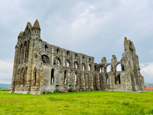 ruines de l’abbaye de whitby - yorkshire gate yorkshire dales village photos et images de collection