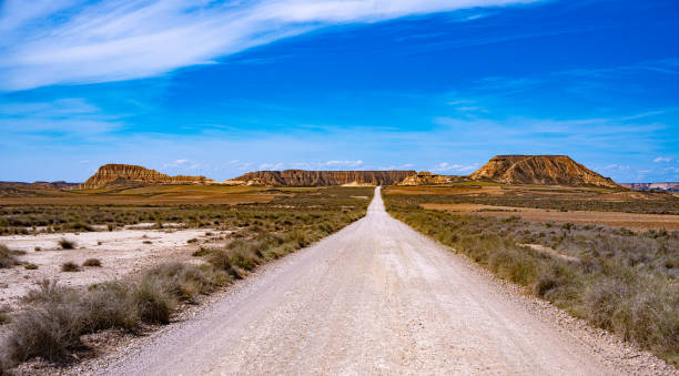 las bardenas reales, 사막 산, 나바라의 건조한 풍경, 스페인 - bardenas hill 뉴스 사진 이미지