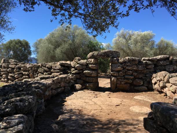 археологические памятники серра-орриос и доргали на сардинии - nuragic стоковые фото и изображения