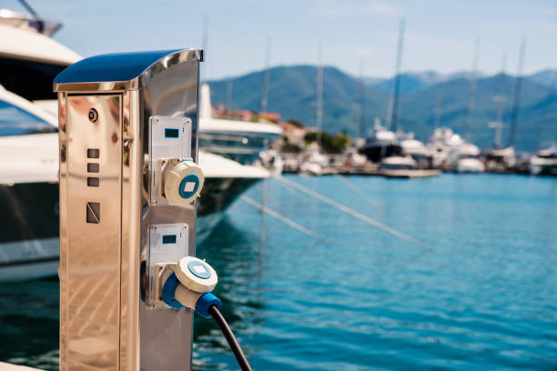 estação de carregamento para barcos. tomadas elétricas para carregar navios no porto em um píer perto da costa do mar. carregando o iate da estação de energia na marina. pedestal marinho inteligente. - seaside industrial - fotografias e filmes do acervo