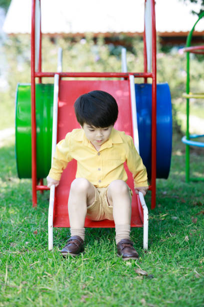 uśmiechnięty słodki chłopiec bawiący się zabawkami na podwórku. - child asian and indian ethnicities facial expression asia zdjęcia i obrazy z banku zdjęć