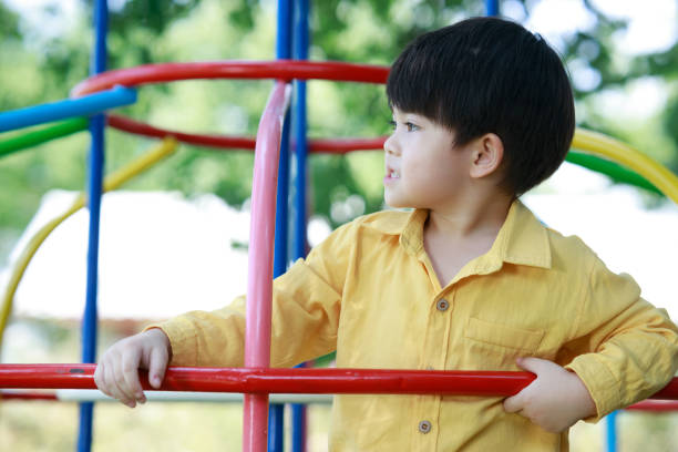 uśmiechnięty słodki chłopiec bawiący się zabawkami na podwórku. - child asian and indian ethnicities facial expression asia zdjęcia i obrazy z banku zdjęć