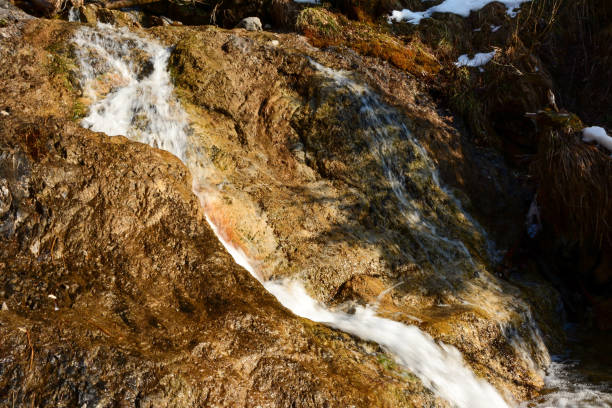 岩の上の小さな滝の流れが石の上を流れます。周辺環境の自然背景 - natural phenomenon waterfall rock tranquil scene ストックフォトと画像