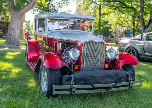 люди наслаждаются прекрасным летним днем, рассматривая старинные автомобили - gerald ford стоковые фото и изображения