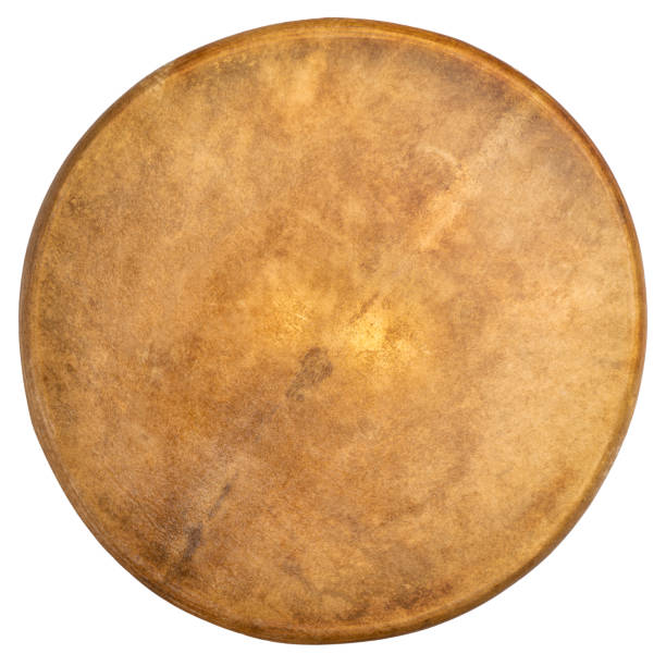 fatto a mano, stile nativo americano, tamburo con telaio sciamano coperto da pelle di capra isolata su bianco - frame drum foto e immagini stock