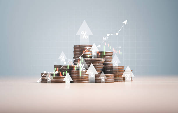 haufen von münzen geld mit aufwärtspfeil und börsendiagramm für das finanzbanking erhöhen sie den zinssatz oder die hypothekeninvestitionsdividende aus dem geschäftswachstumskonzept. - zinssatz stock-fotos und bilder