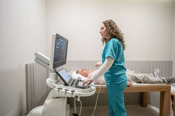 érett ember, aki echokardiogramot vesz - szívritmus vizsgálat témájú stock jellegű vizuális alkotások, jogdíjmentes fotók és képek