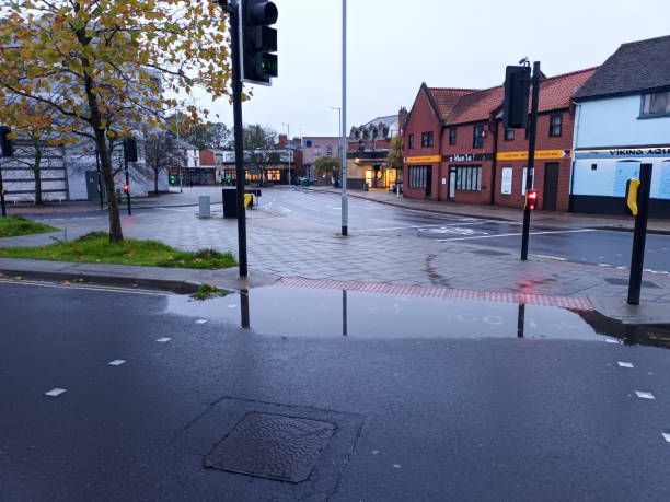 une croix piétonne partiellement inondée à ipswich, suffolk, royaume-uni - pedestrian accident england street photos et images de collection