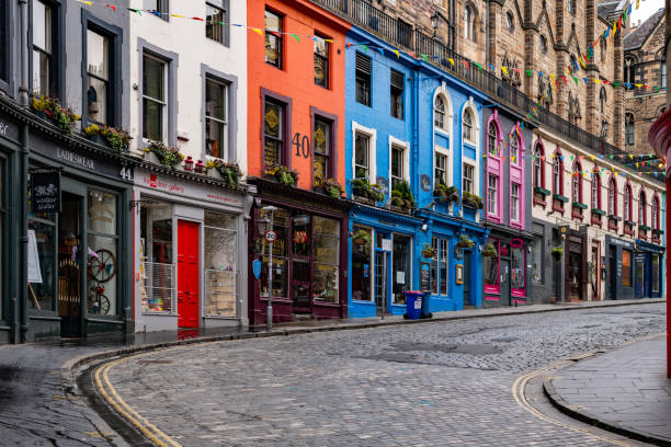 victoria street in edinburgh, schottland, vereinigtes königreich - edinburgh stock-fotos und bilder