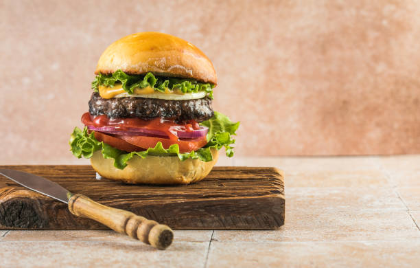 pyszny soczysty burger z grilla na bułeczkach pszennych.  makro ujęcie studia. impreza święta żywności. - breakfast prepared potato food studio shot zdjęcia i obrazy z banku zdjęć