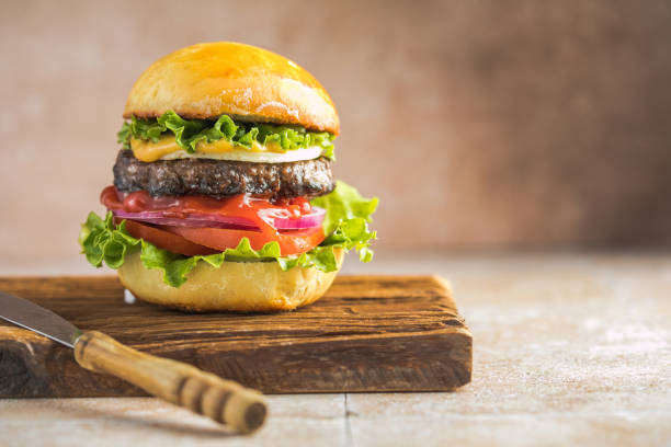 pyszny soczysty burger z grilla na bułeczkach pszennych.  makro ujęcie studia. impreza święta żywności. - breakfast prepared potato food studio shot zdjęcia i obrazy z banku zdjęć