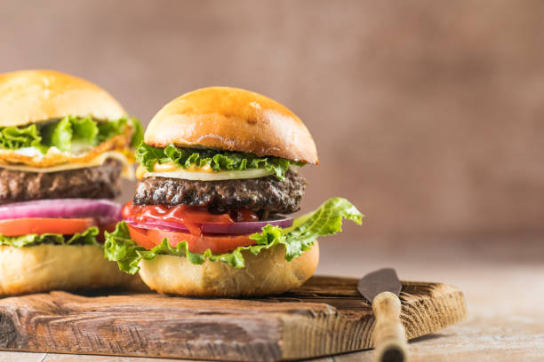 pyszny soczysty burger z grilla na bułeczkach pszennych.  makro ujęcie studia. impreza święta żywności. - breakfast prepared potato food studio shot zdjęcia i obrazy z banku zdjęć