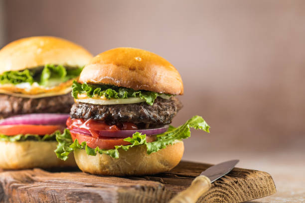 pyszny soczysty burger z grilla na bułeczkach pszennych.  makro ujęcie studia. impreza święta żywności. - breakfast prepared potato food studio shot zdjęcia i obrazy z banku zdjęć