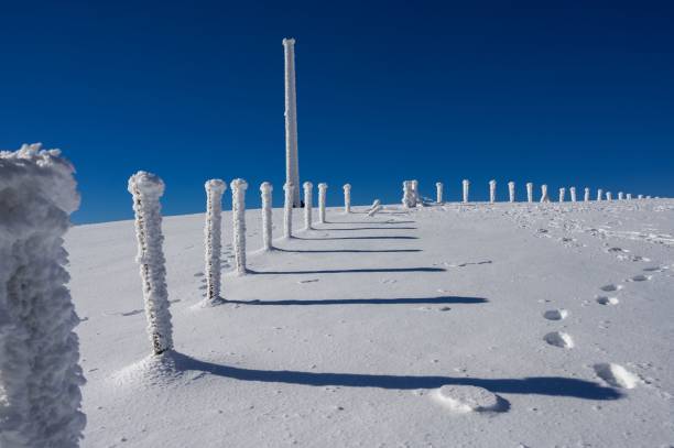 beau paysage hivernal sur le mont catria après une forte chute de neige par une journée ensoleillée - remote alp snow glacier photos et images de collection