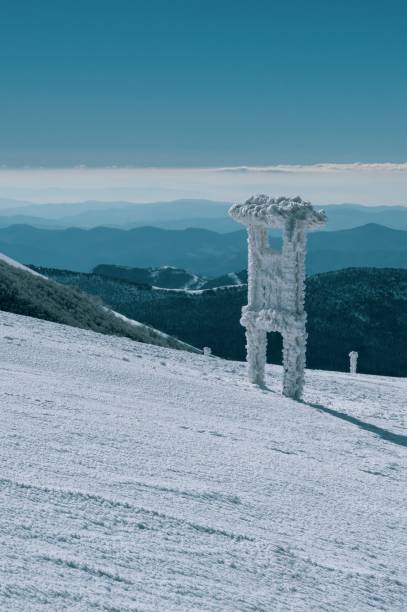 beau paysage hivernal sur le mont catria après une forte chute de neige avec des montagnes - remote alp snow glacier photos et images de collection