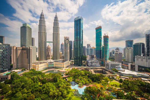 skyline der stadt - kuala lumpur panoramablick. - lumpur stock-fotos und bilder