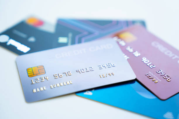 cartes de crédit empilées sur fond blanc - credit card photography stack finance photos et images de collection