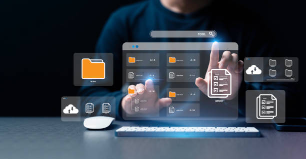 бизнесмен использует концепцию управления компьютером для документооборота, онлайн-базу данных документации и цифровую систему хранения  - data storage compartment computer industry стоковые фото и изображения