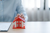 nahaufnahme-immobilienmakler-mit-hausvertrag-wohnungsbaudarlehen.jpg?b=1&s=170x170&k=20&c=CGXJyA6cGUDL2KGHnB4-W-vdiQI6_0r6gp6o3miPcF4=
