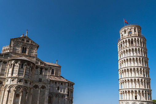 In the center of the famous Piazza dei Miracoli in Pisa stands the famous Leaning Tower of Pisa, majestically rising into the sky and immediately attracting attention.