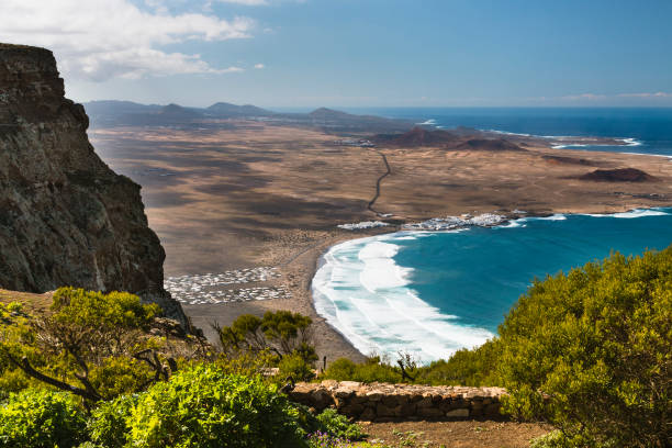 famara bay view in lanzarote, hiszpania - famara zdjęcia i obrazy z banku zdjęć