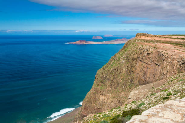 blick auf die klippen von famara auf lanzarote, spanien - famara stock-fotos und bilder