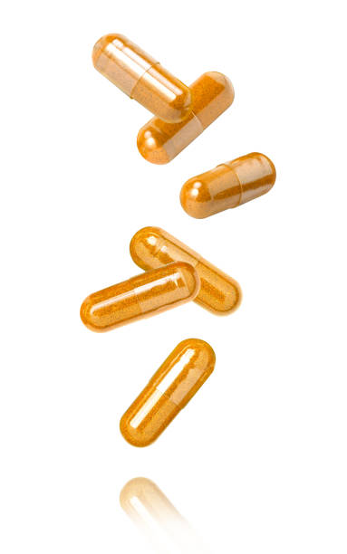 kurkuma pulver kapsel - vitamin pill nutritional supplement capsule antioxidant stock-fotos und bilder