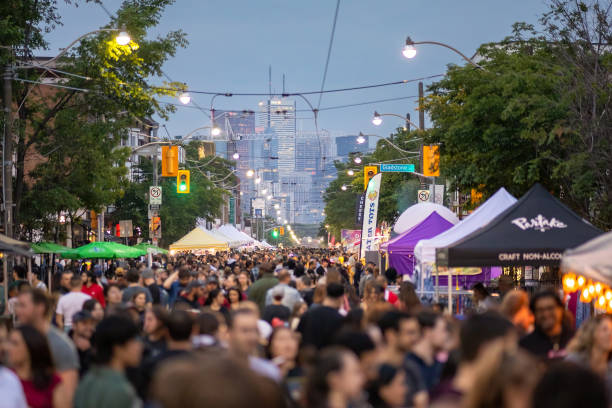 la vista di dundas street west durante l'annuale do west festival con lo skyline di toronto sullo sfondo - urban scene canada city horizontal foto e immagini stock