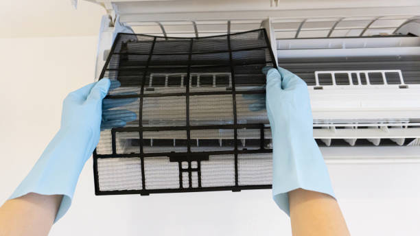istock The person who cleans the air conditioner 1497639019