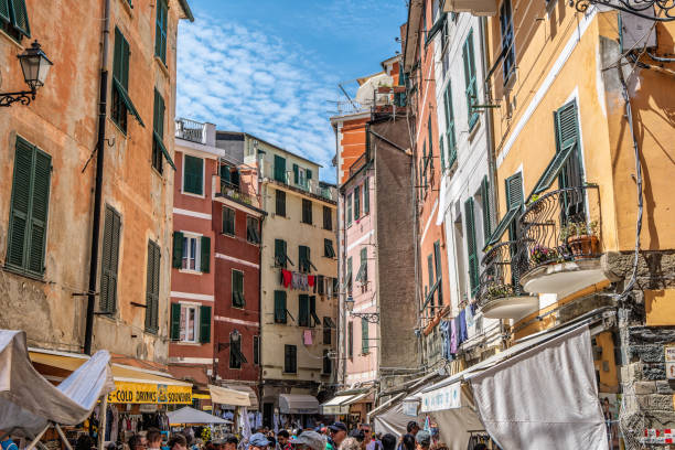 Pequena cidade de Vernazza em Cinque Terre, Ligúria em Itália - foto de acervo